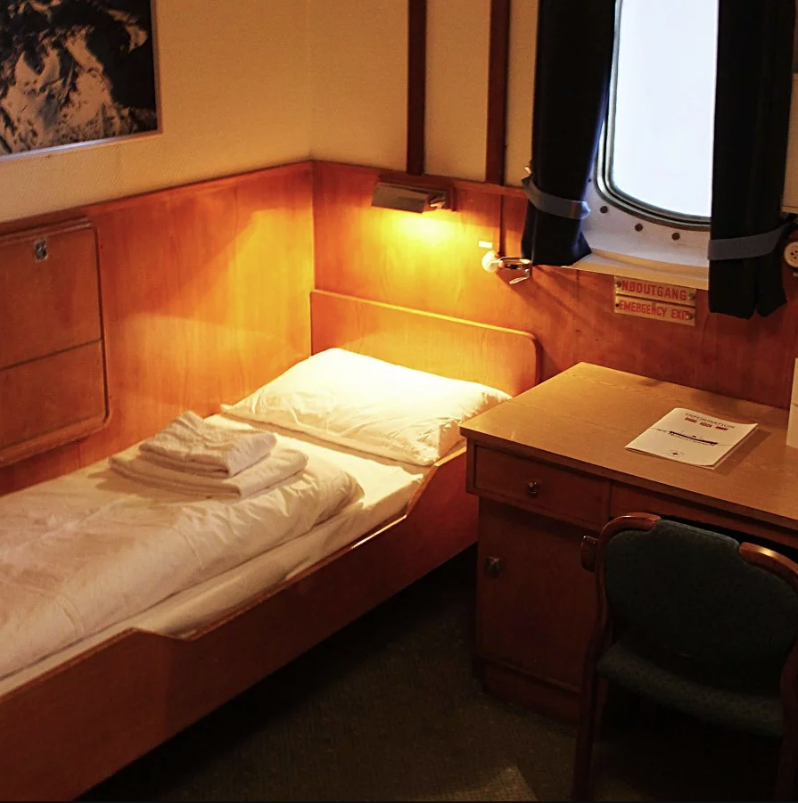 Hurtigruten MS Nordstjernen Upper deck polar outside 3 travellers b.png